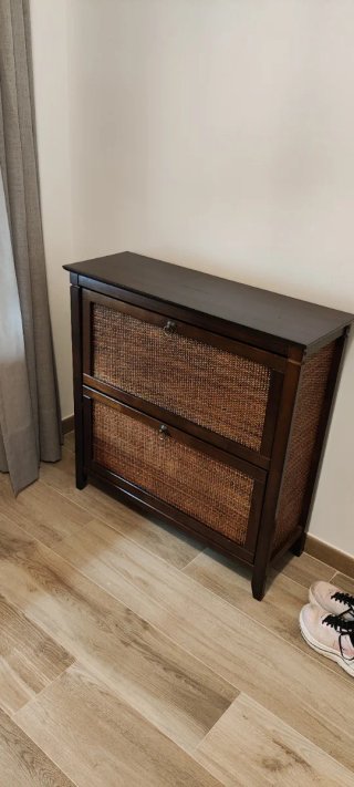 Zapatero de madera y ratán