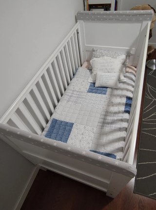 Cuna convertible en cama. Madera blanca