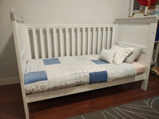 Cuna convertible en cama. Madera blanca