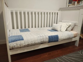 Cuna convertible en cama. Madera blanca