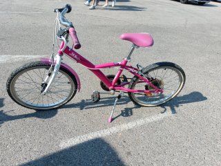 Bicicleta infantil Btwin rosa y blanca