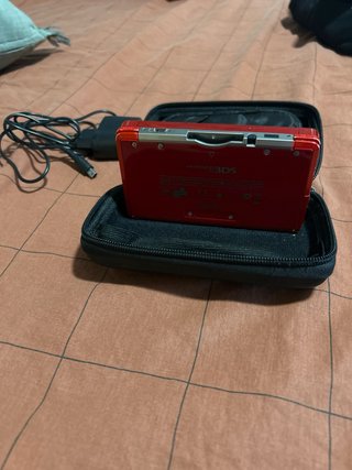 Nintendo 3DS rossa con custodia, caricabatterie e stilo