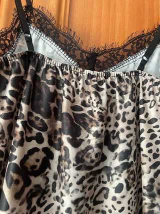 Blusa lencera animal print con encaje