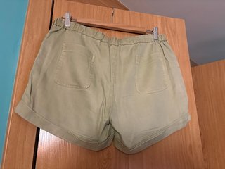 Shorts verde oliva con cremalleras Mango talla S