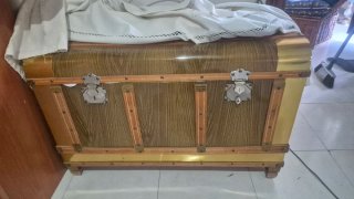 Baúl de madera y metal
