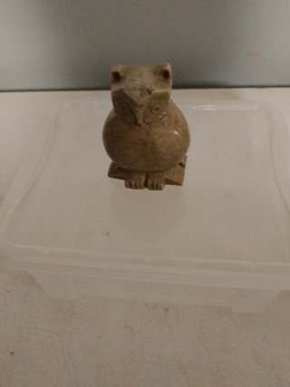 Búho de piedra decorativo