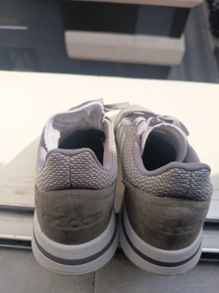 Zapatillas Adidas Grises y Blancas