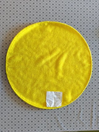 Tappeto rotondo giallo Ikea modello Badaren.