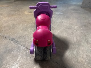 Moto correpasillos niña FEBER