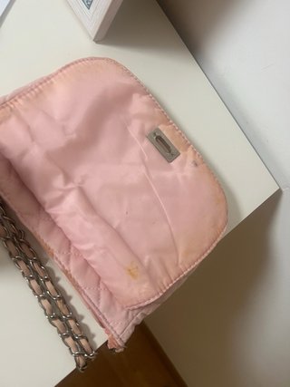 Bolso pequeño rosa acolchado con cadena