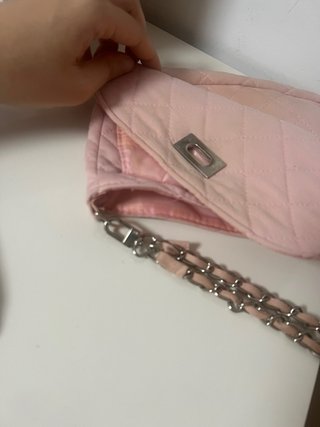 Bolso pequeño rosa acolchado con cadena