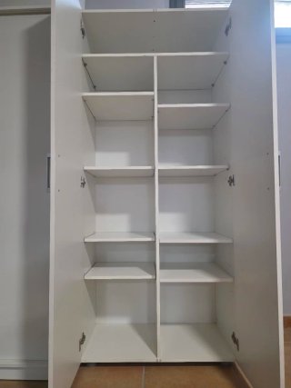 Armario de madera blanco con baldas