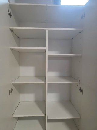 Armario de madera blanco con baldas