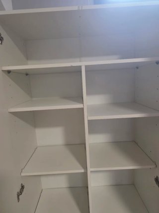Armario de madera blanco con baldas
