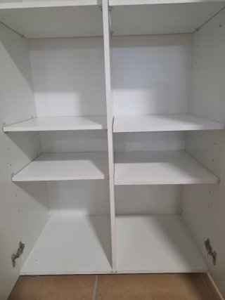 Armario de madera blanco con baldas