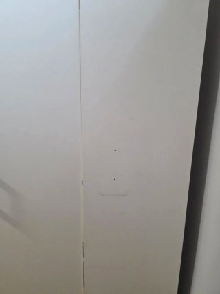 Armario de madera blanco con baldas