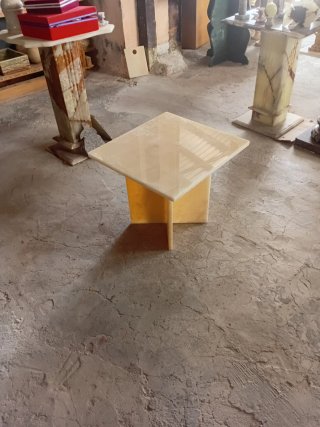 Elegante mesa auxiliar de ónix