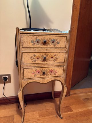 Mesita de noche vintage floral