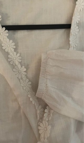 Blusa blanca con detalles florales