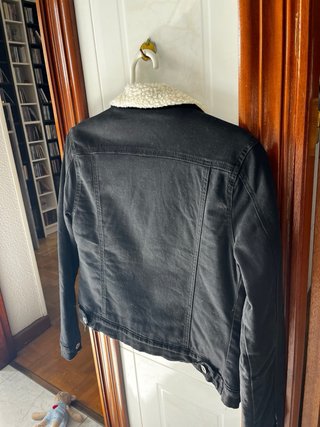 Chaqueta vaquera negra con borreguito