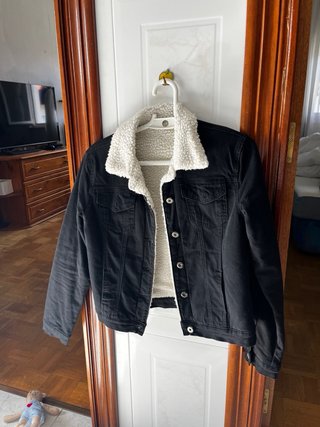 Chaqueta vaquera negra con borreguito
