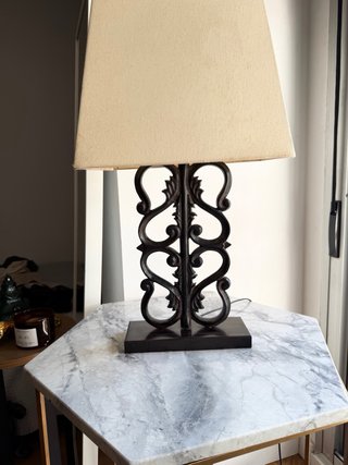 Lámpara de forja con tulipa beige