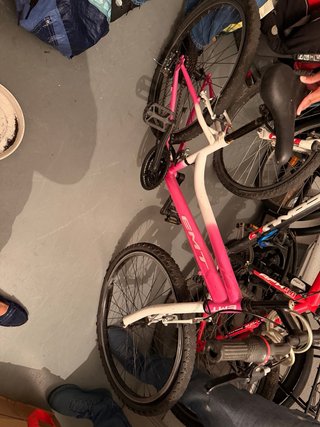 Bicicleta infantil rosa y blanca