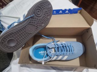 Zapatillas Adidas Celestes y Blancas