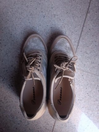 Zapatos cuña dorados y plateados