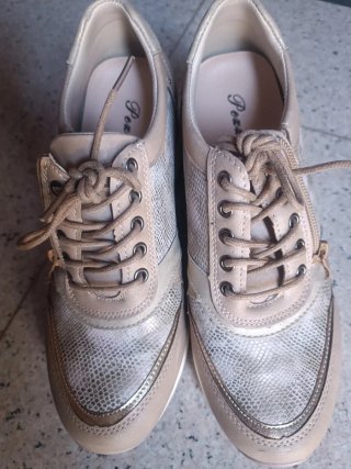 Zapatos cuña dorados y plateados