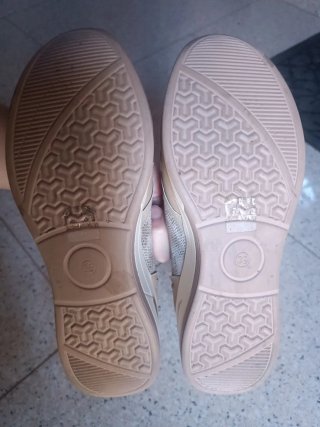 Zapatos cuña dorados y plateados