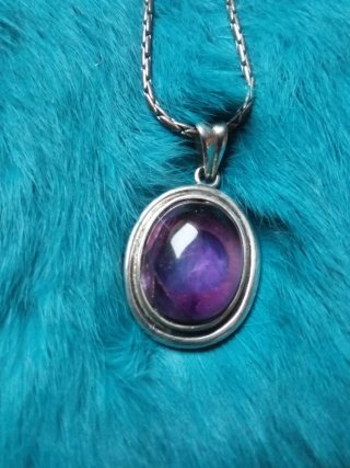 DOS Collared con colgante morado y plateado