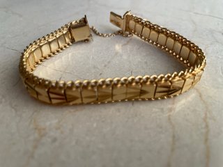 Pulsera dorada eslabones