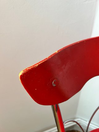 Sillas rojas metálicas y polipiel