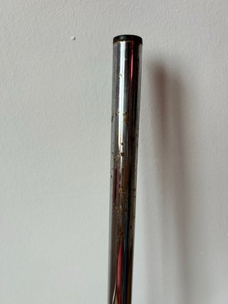 Sillas rojas metálicas y polipiel