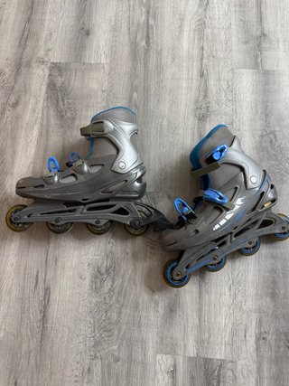 Patines en línea grises y azules