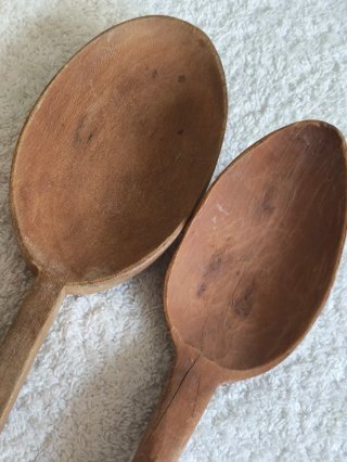 CUCHARAS Y PINZAS DE MADERA ANTIGUAS DECORACIÓN