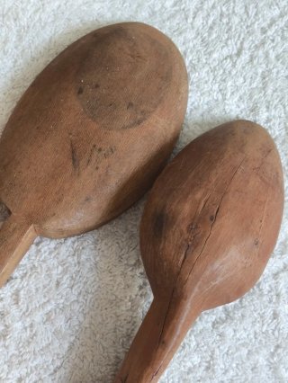 CUCHARAS Y PINZAS DE MADERA ANTIGUAS DECORACIÓN