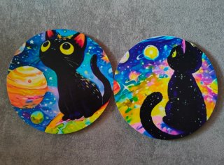 Sottobicchieri in legno con stampe di Gatti