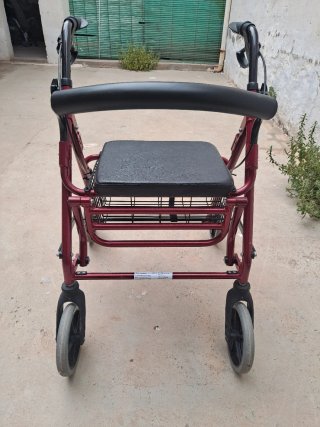 Andador con asiento y cesta
