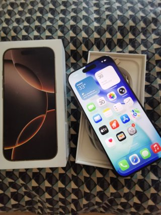 iPhone 16 Pro Dorado/Blanco