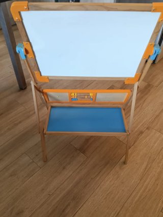 Pizarra infantil de madera con abaco y reloj
