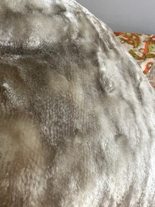 Cojín de terciopelo beige suave