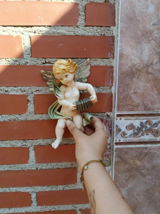 Figuras de angelitos tocando instrumentos