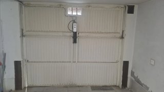 Puerta de garaje, con motor y electrónica.