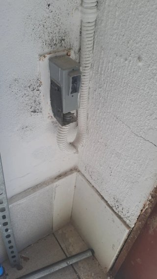 Puerta de garaje, con motor y electrónica.