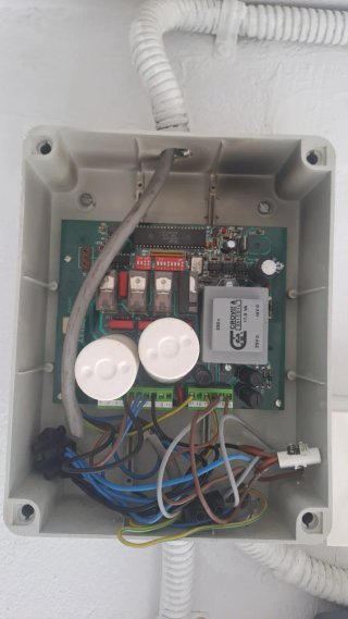 Puerta de garaje, con motor y electrónica.