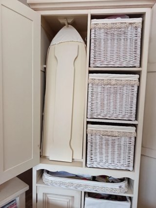 Mueble beige con 5 cestas