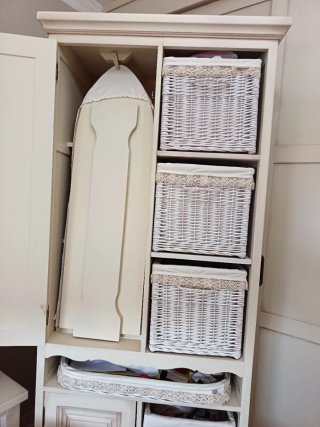 Mueble beige con 5 cestas