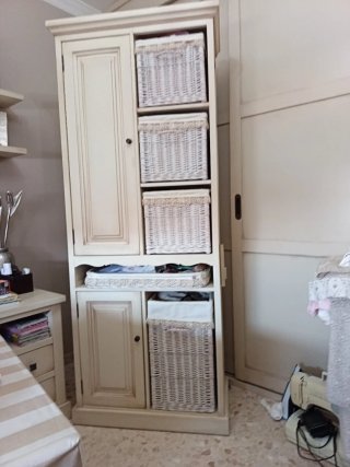 Mueble beige con 5 cestas